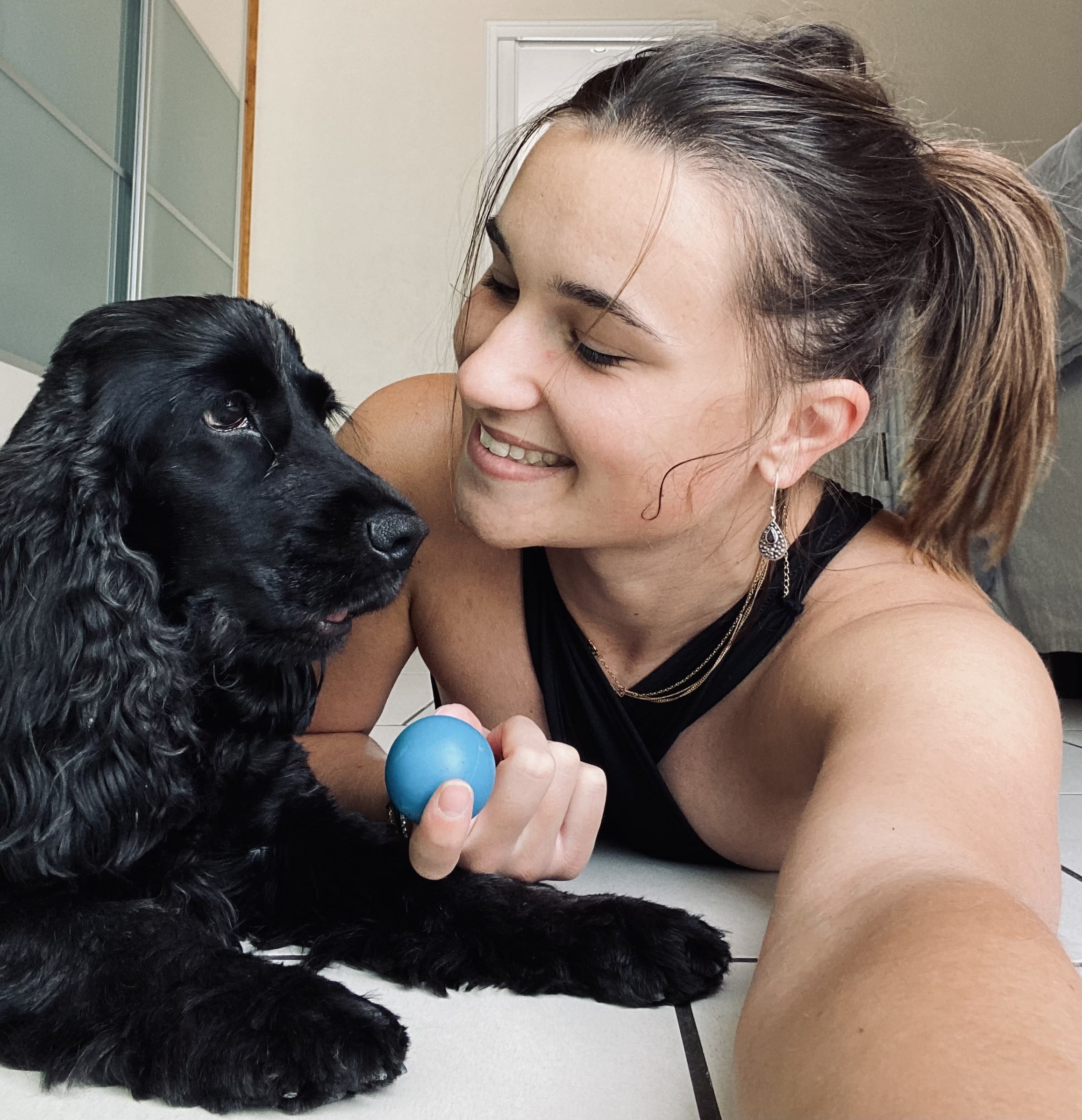 photo de la propriétere du salon avec son chien